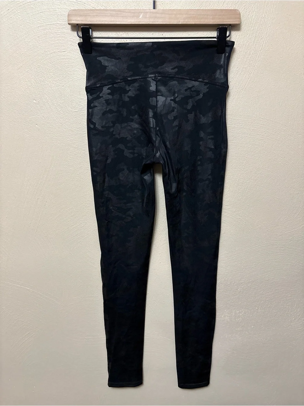 Spanx Faux Leather Black Camo Leggings Size Small Petite SP